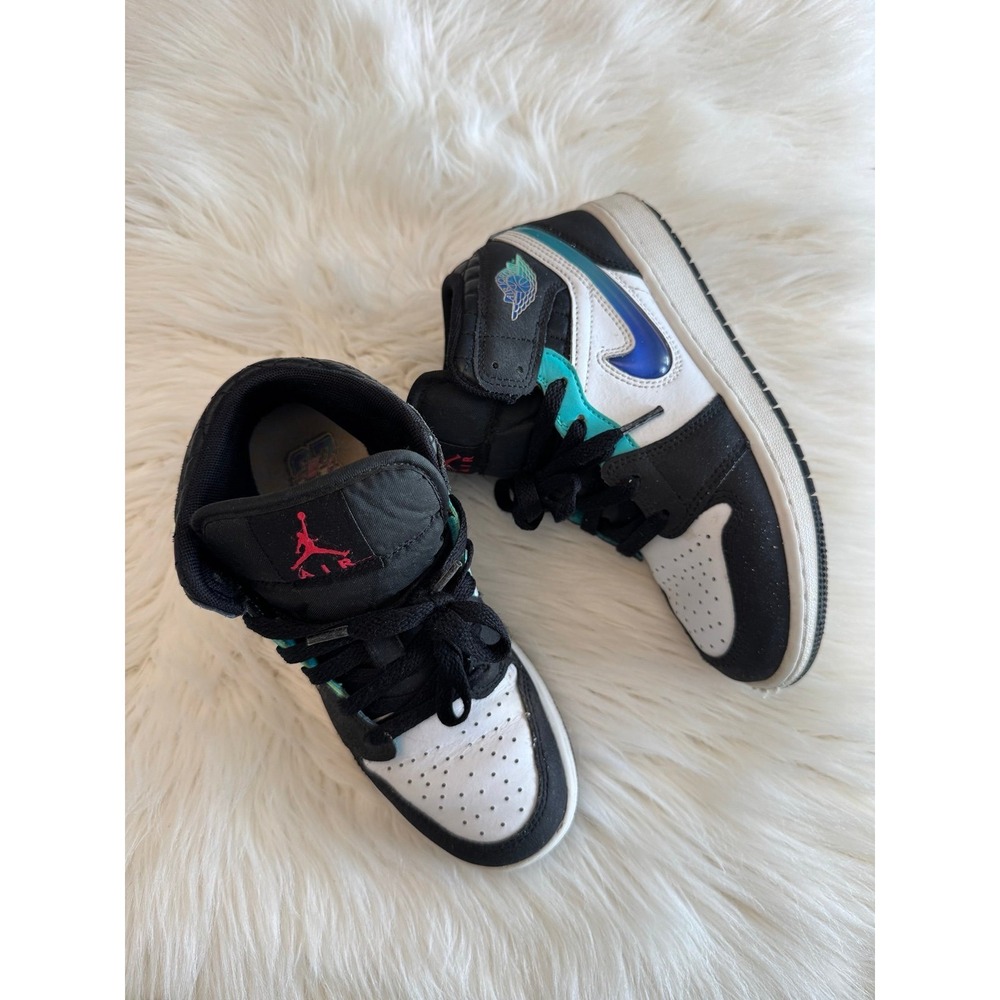 Nike air jordan black white blue youth size 4.5‎